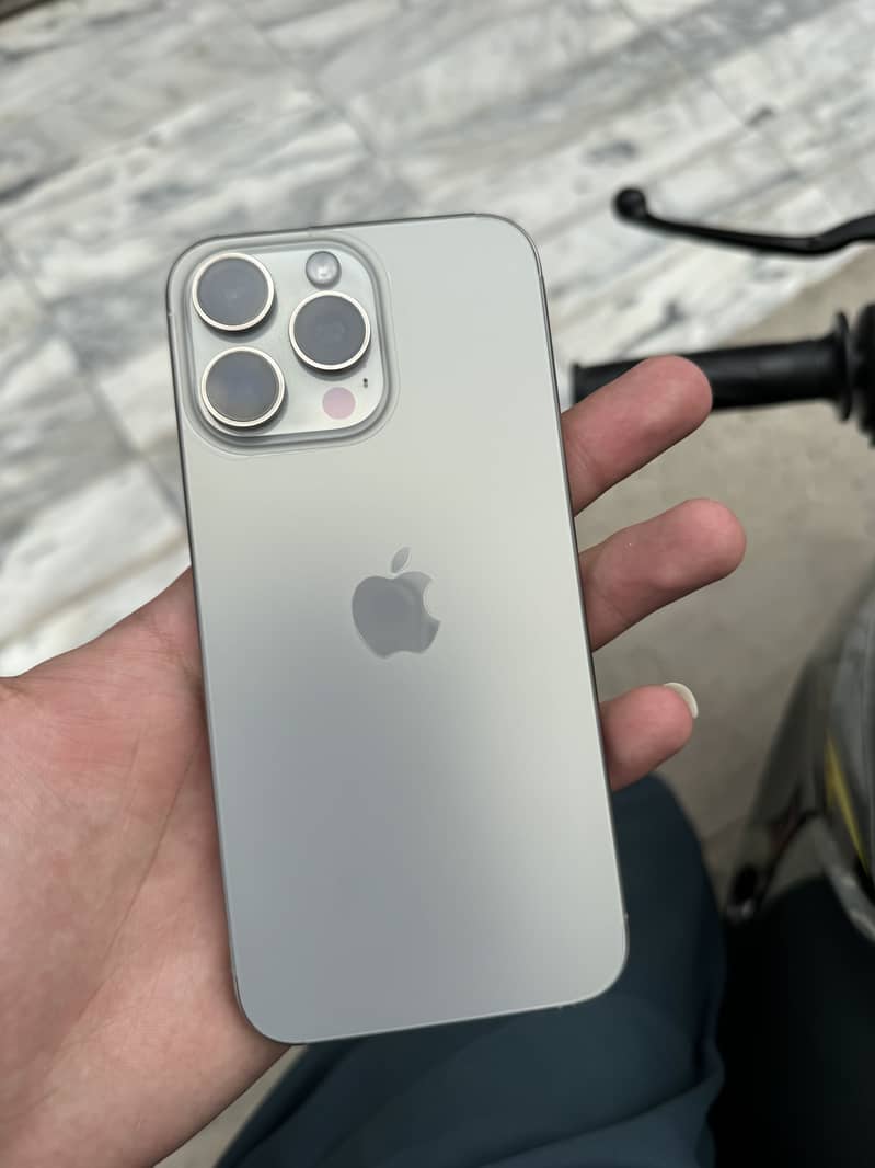 Apple iPhone 15 Pro Max 4