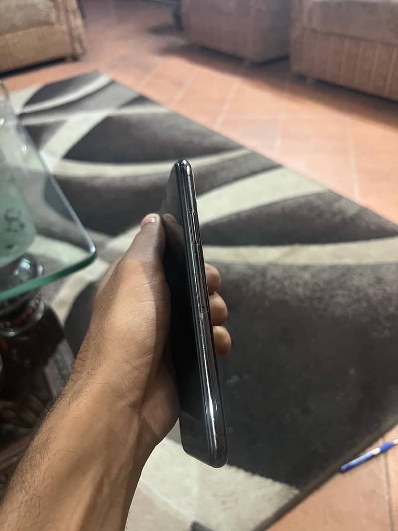 Apple iPhone 11 Pro Max 4