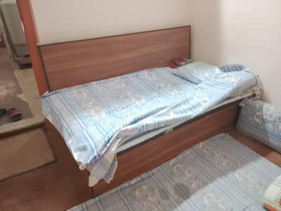 Bed  with resting wooden support