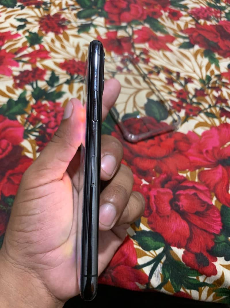 Apple iPhone 11 Pro 4