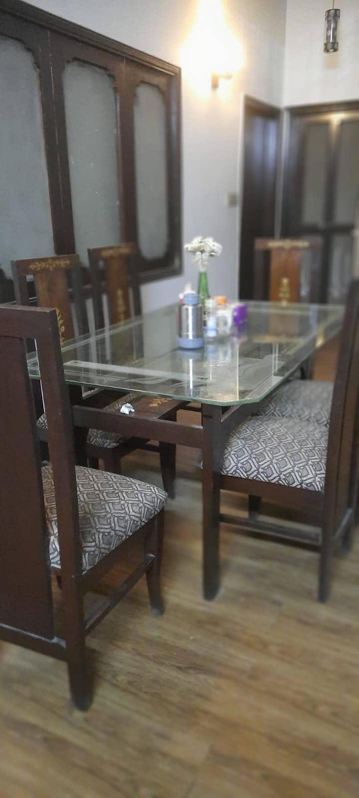 Table chairs 0