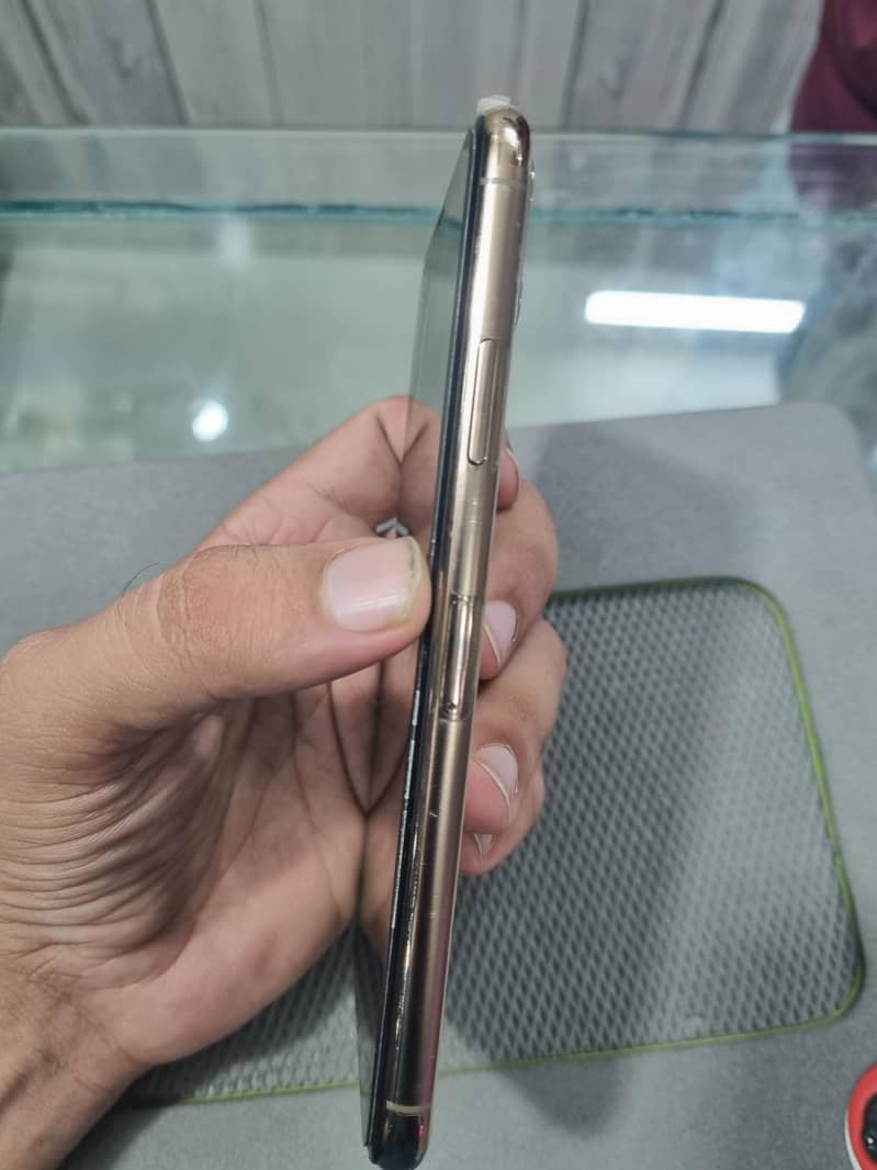 Apple iPhone 11 Pro Max 2