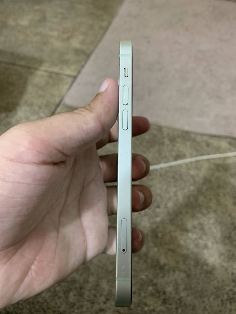 Apple iPhone 12 4