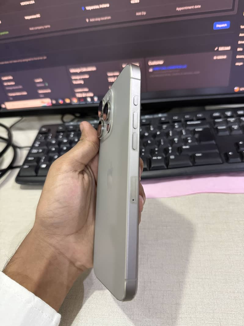 Apple iPhone 15 Pro Max 4