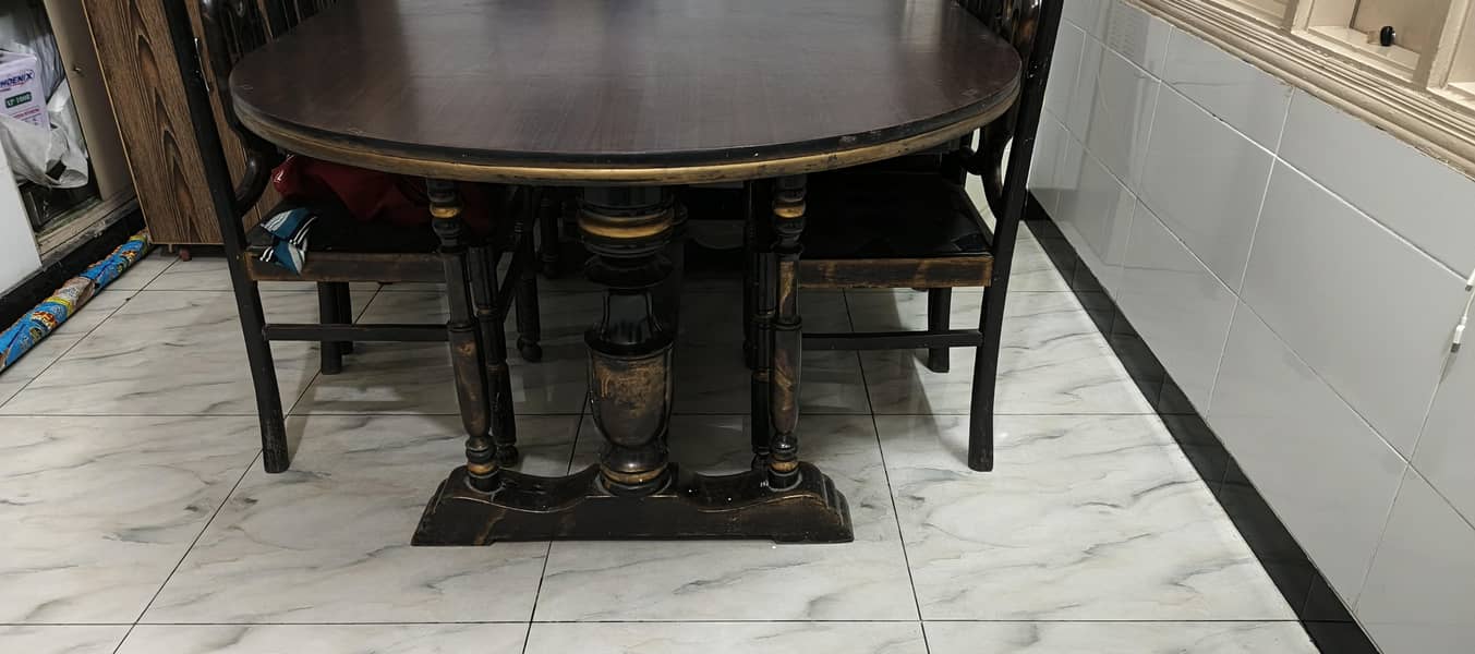 Oval shaped dining table 3