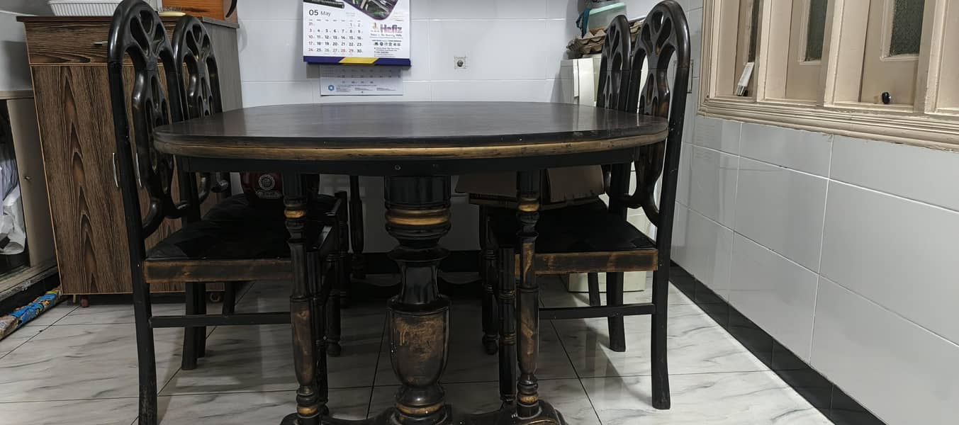 Oval shaped dining table 4