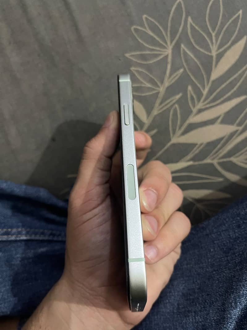 Apple iPhone 12 4
