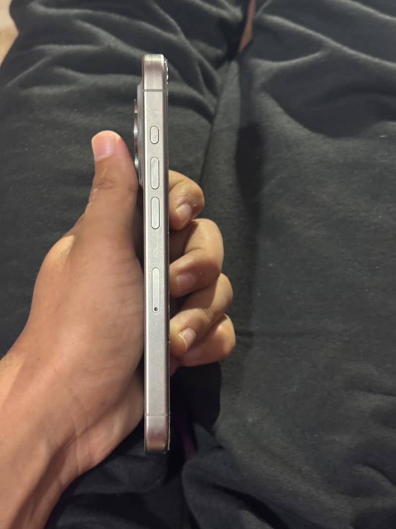 Apple iPhone 15 Pro 2