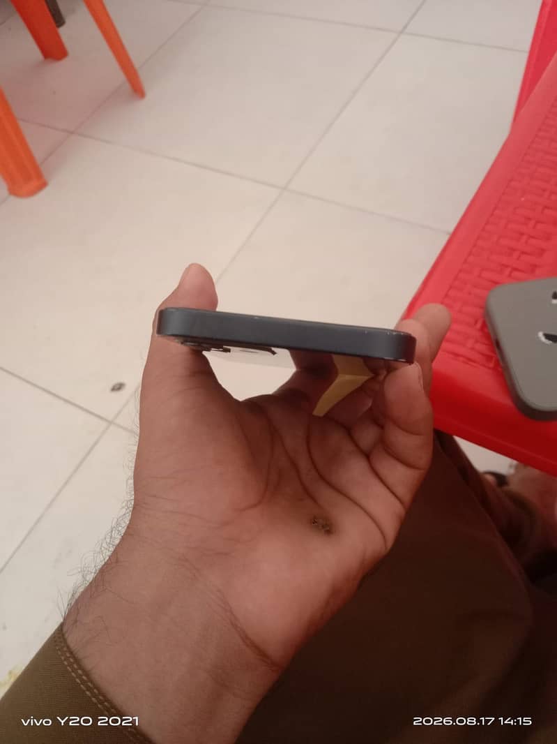Apple iPhone 12 6