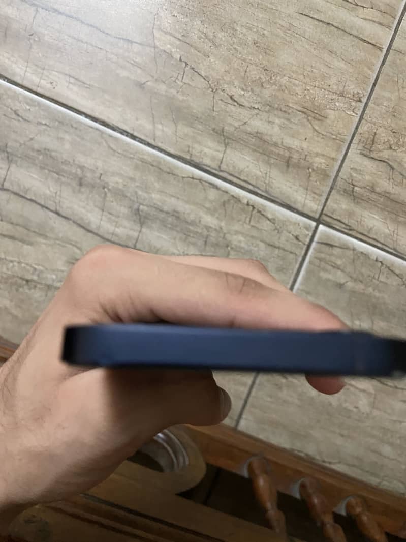 Apple iPhone 12 4
