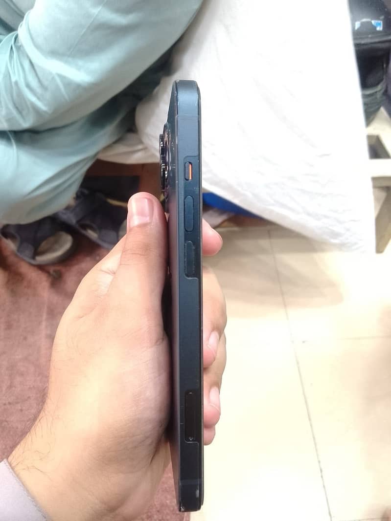 Apple iPhone 13 2