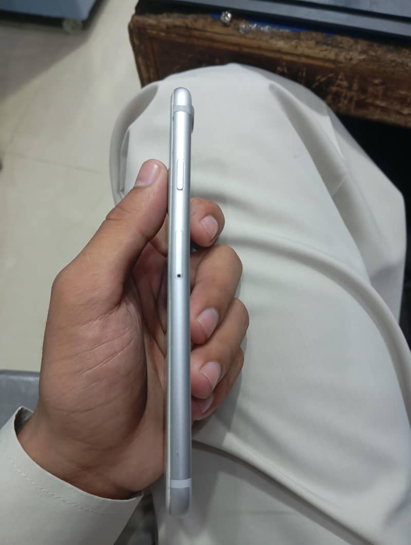Apple iPhone 7 3