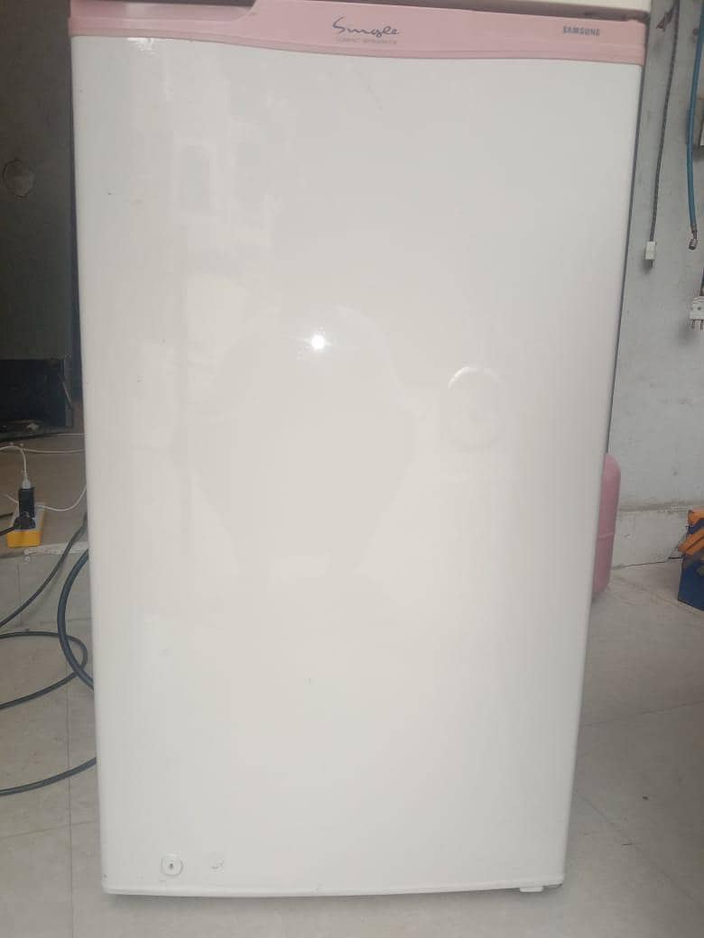 Dawlance mini fridge 0