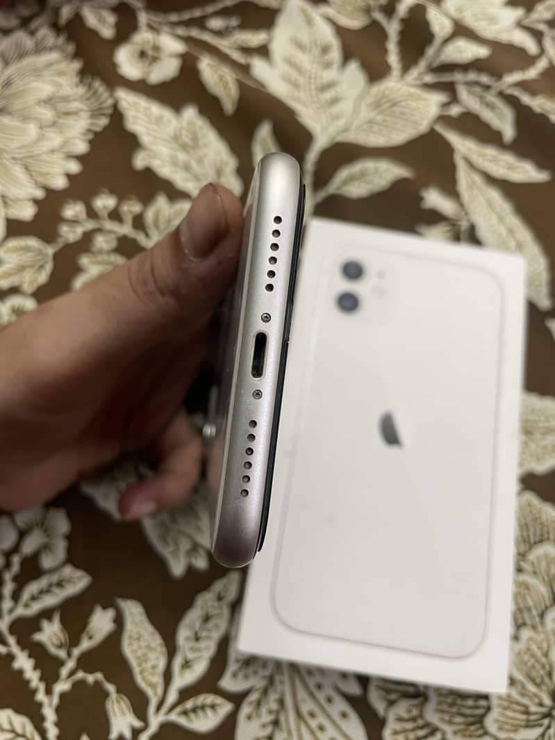 Apple iPhone 11 4