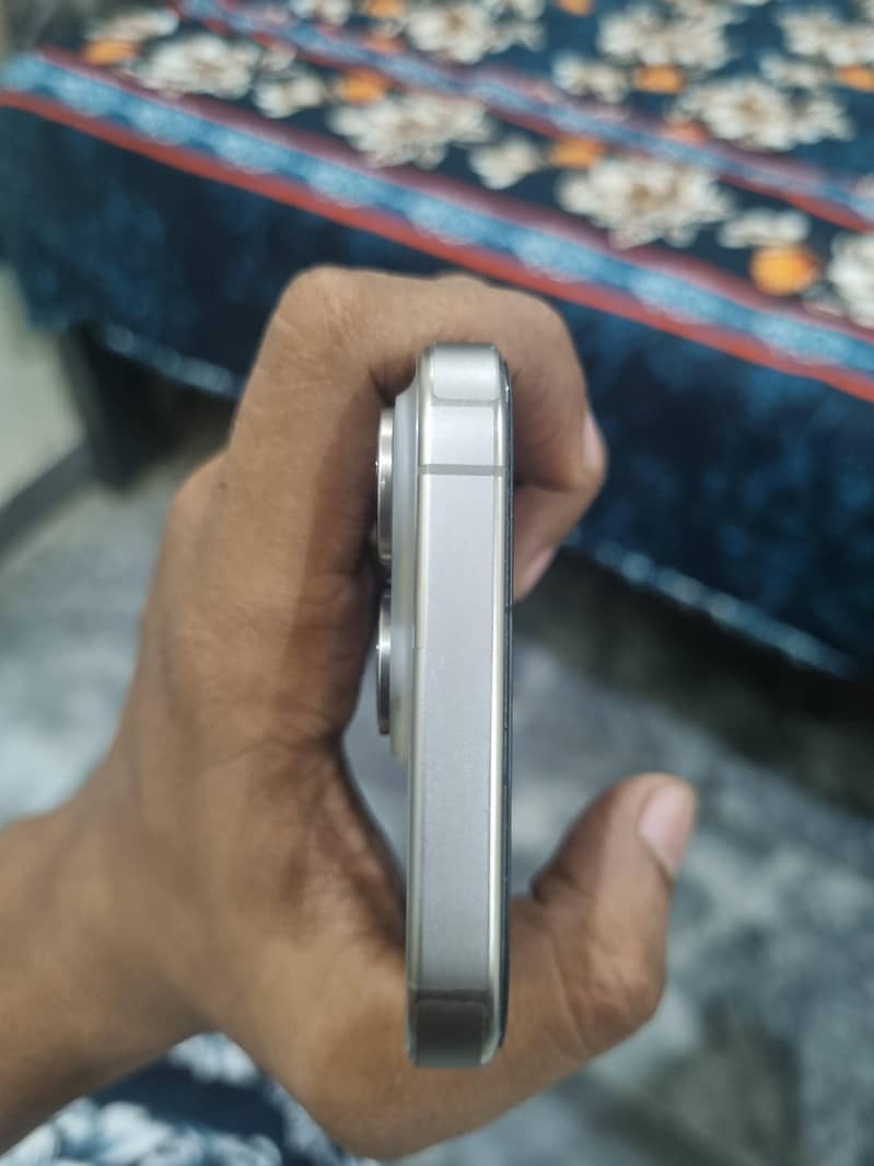 Apple iPhone 15 Pro 4