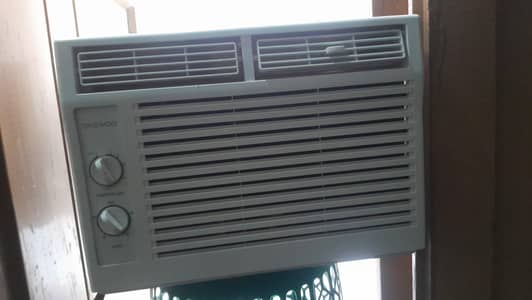 DAEWOO AC IN GOOD CONDITION ONLY USED 1 MONTH