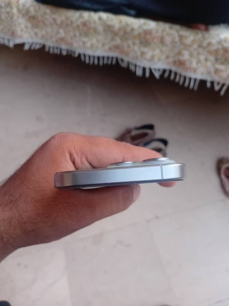 Apple iPhone 15 Pro jv 3