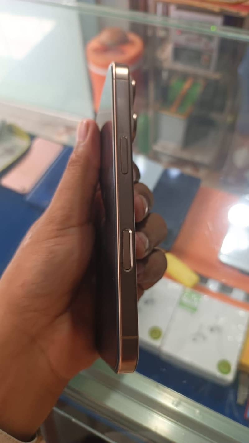 Apple iPhone 16 Pro 1
