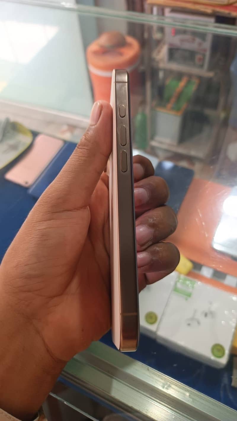 Apple iPhone 16 Pro 4