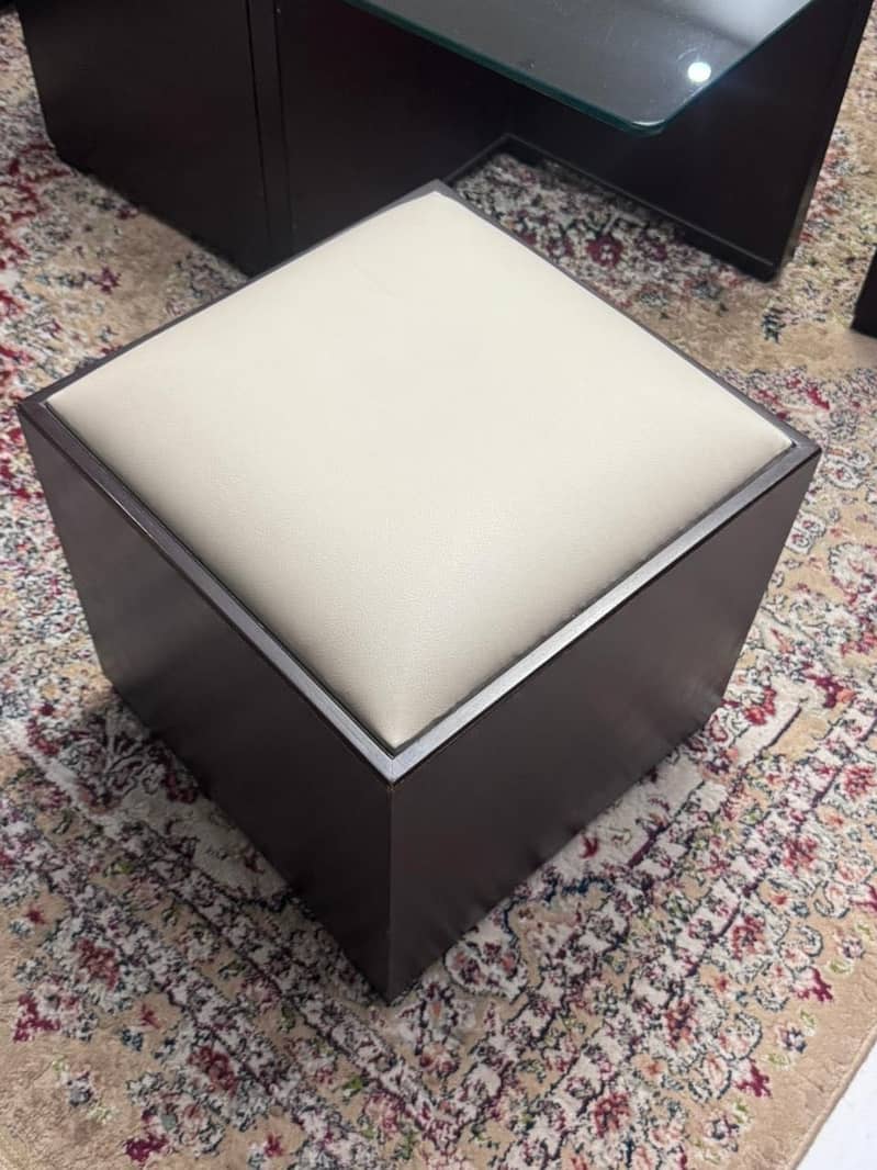 Centre table with 4 stools 5