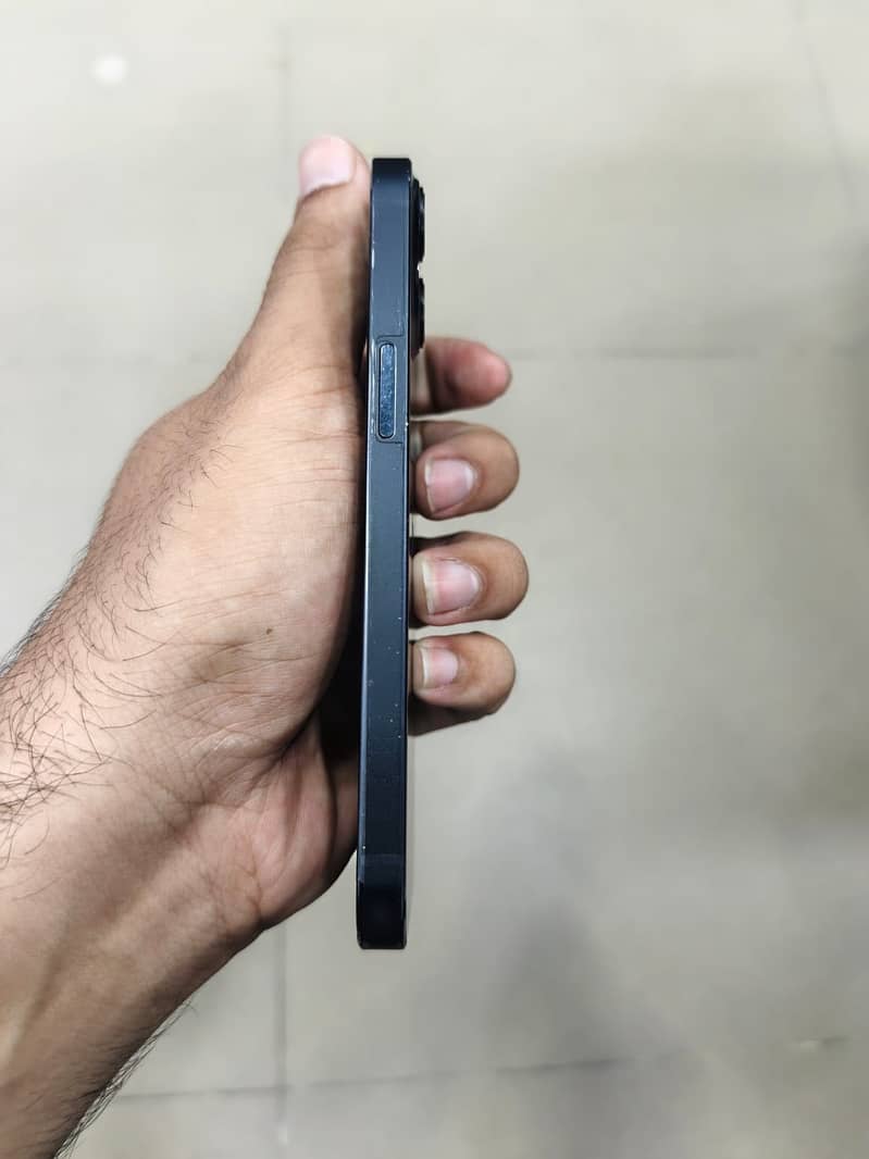 Apple iPhone 13 8