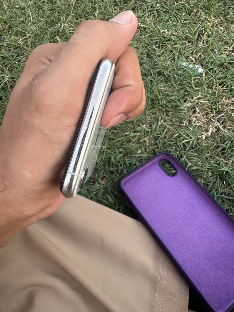Apple iPhone XS Max 4