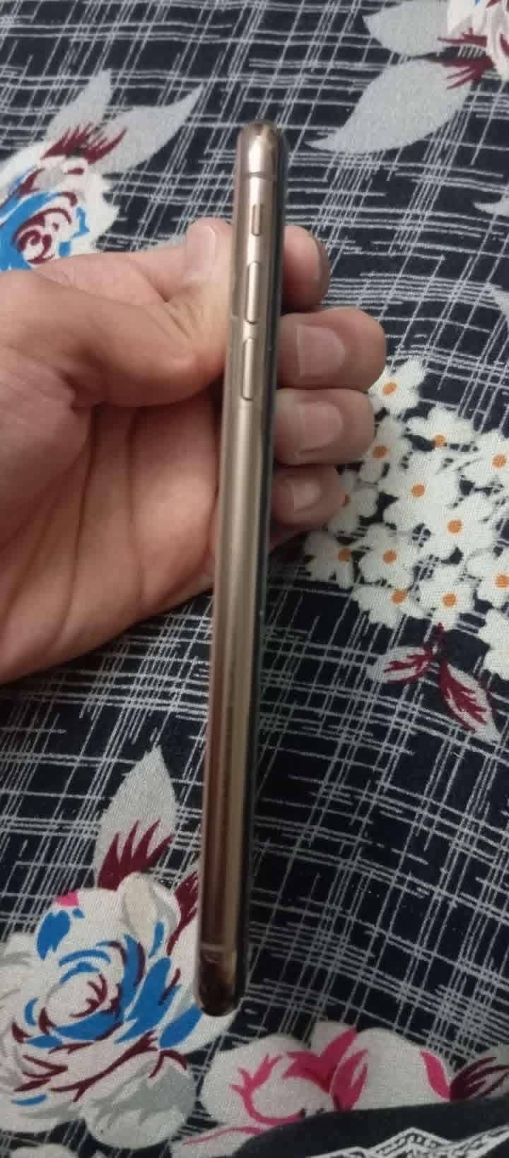 Apple iPhone XS Max 3