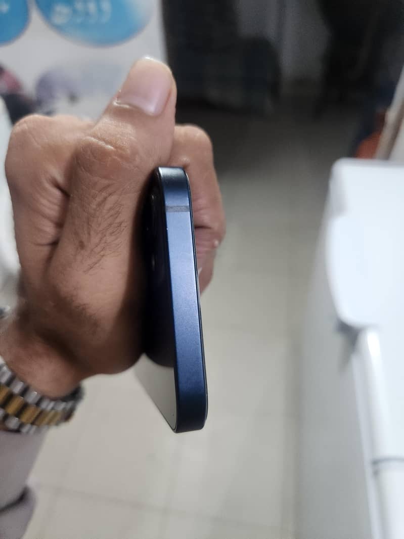 Apple iPhone 12 4