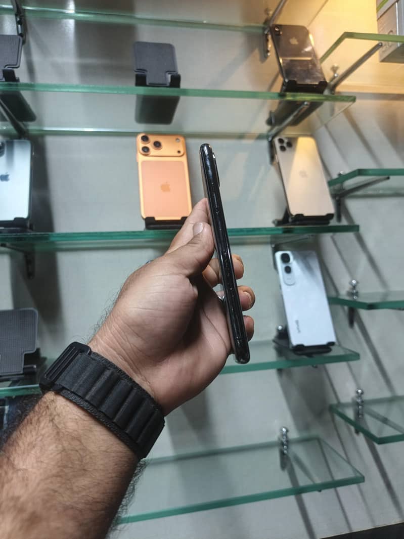 Apple iPhone X 4