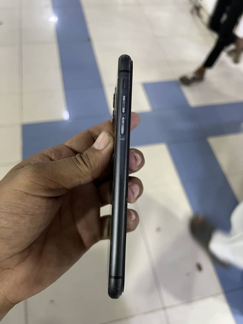 Apple iPhone 11 4