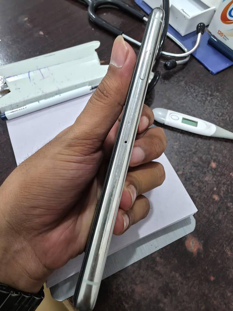 Apple iPhone 11 Pro Max 2