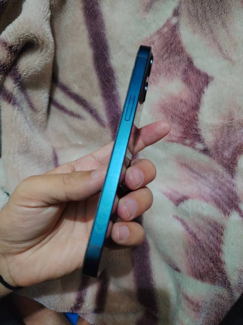 Apple iPhone 13 8