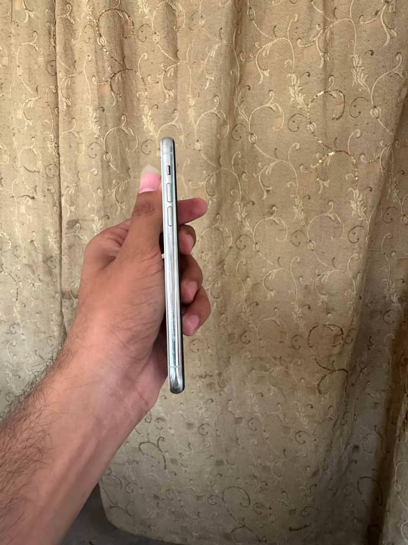 Apple iPhone 11 Pro 4