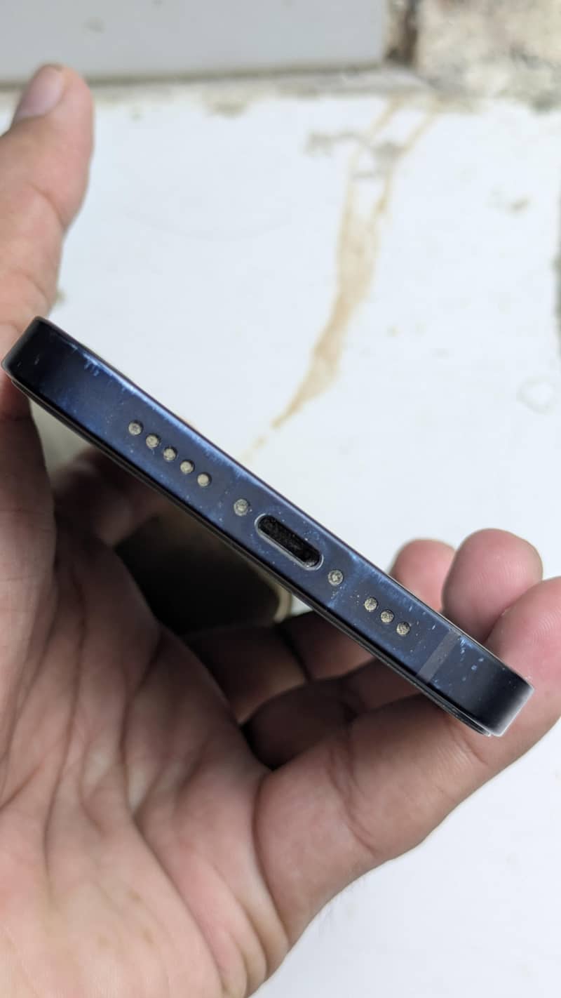 Apple iPhone 12 4