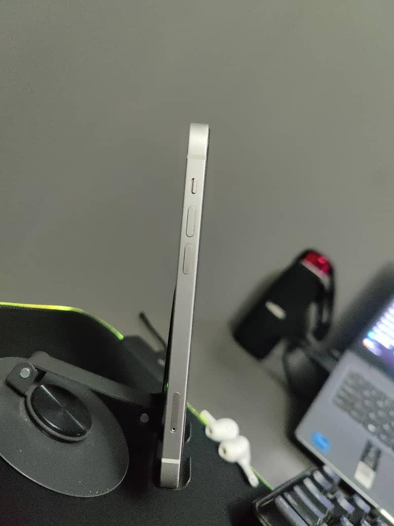 Apple iPhone 12 4
