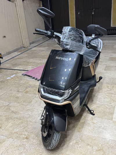 Electric scooty Revoo A12 LFP