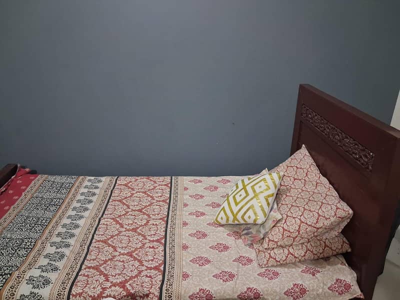 single bed almost like new 4