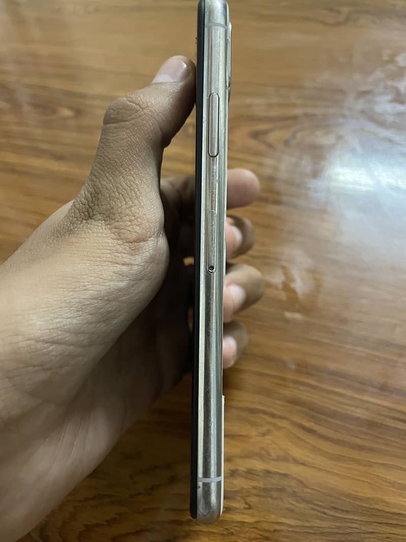 Apple iPhone X 4