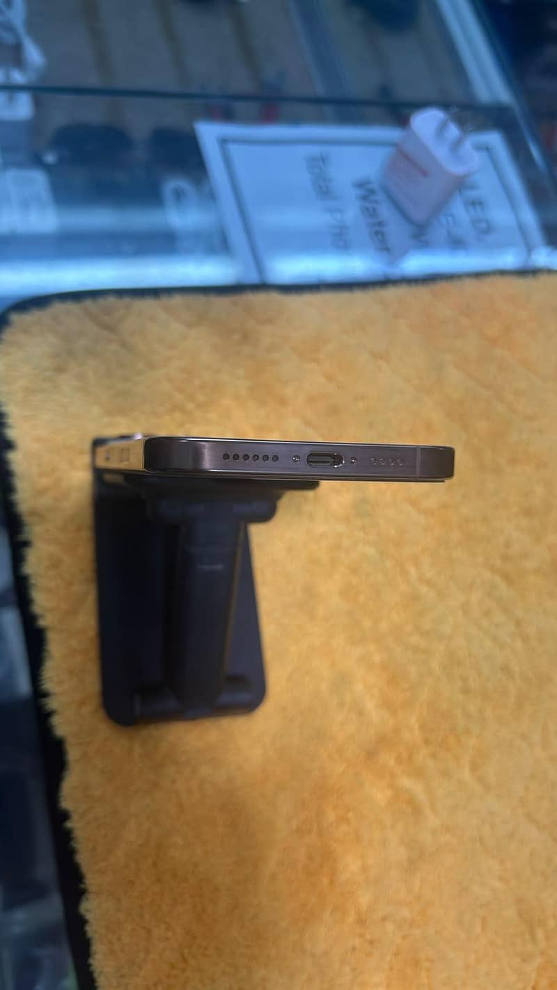Apple iPhone 16 Pro Max 1