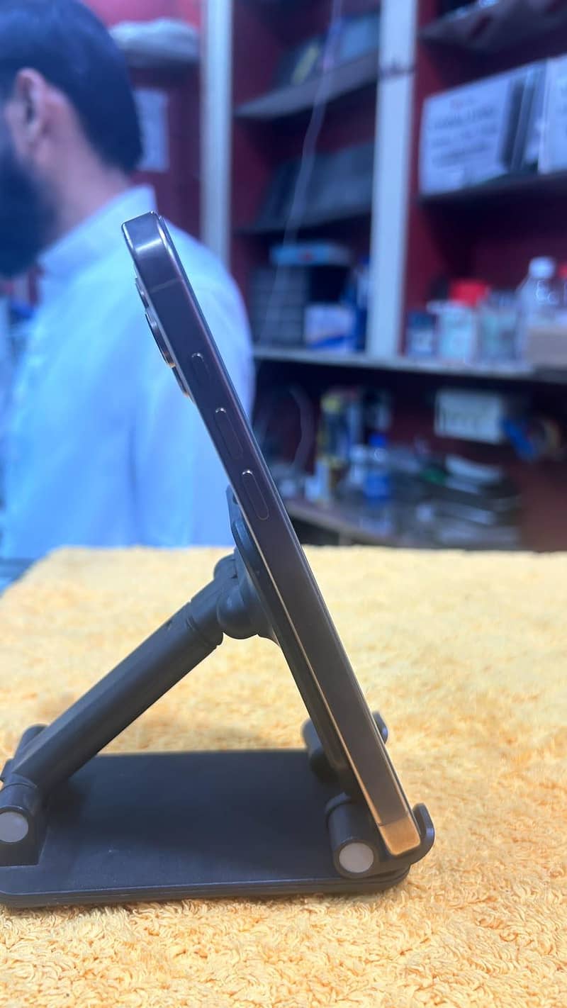 Apple iPhone 16 Pro Max 4