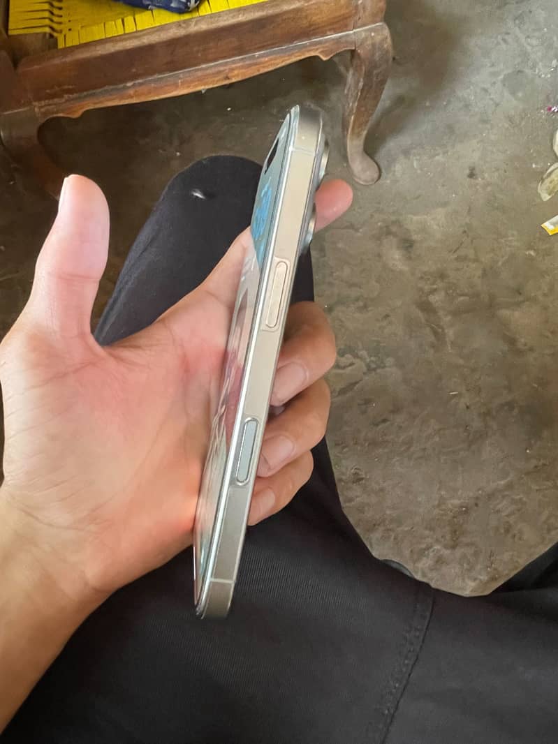 Apple iPhone 16 pro 0