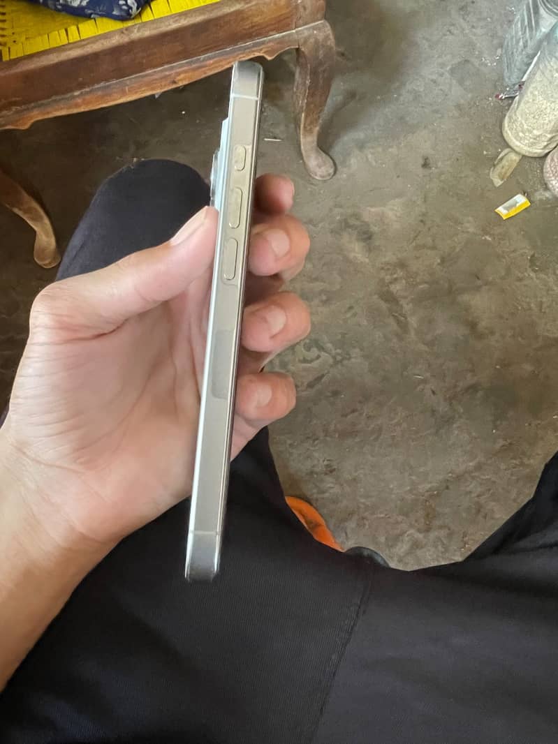 Apple iPhone 16 pro 3