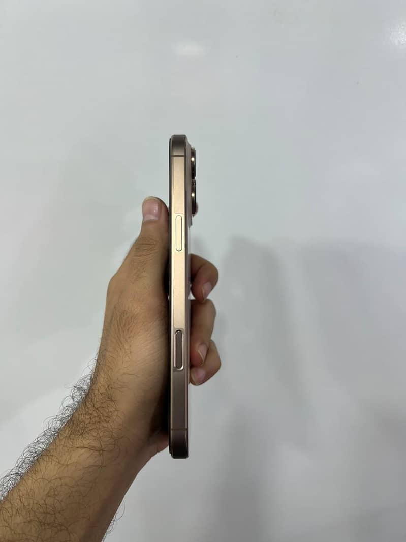 Apple iPhone 16 Pro Max 4