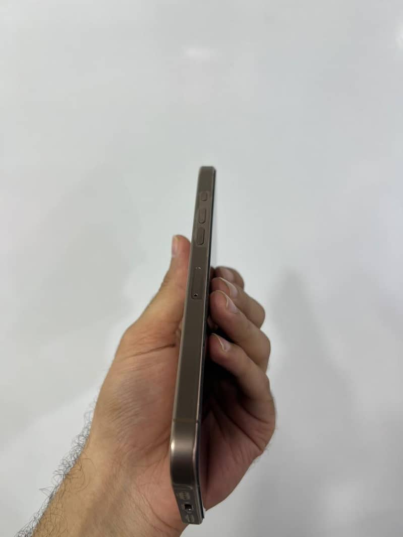 Apple iPhone 16 Pro Max 6