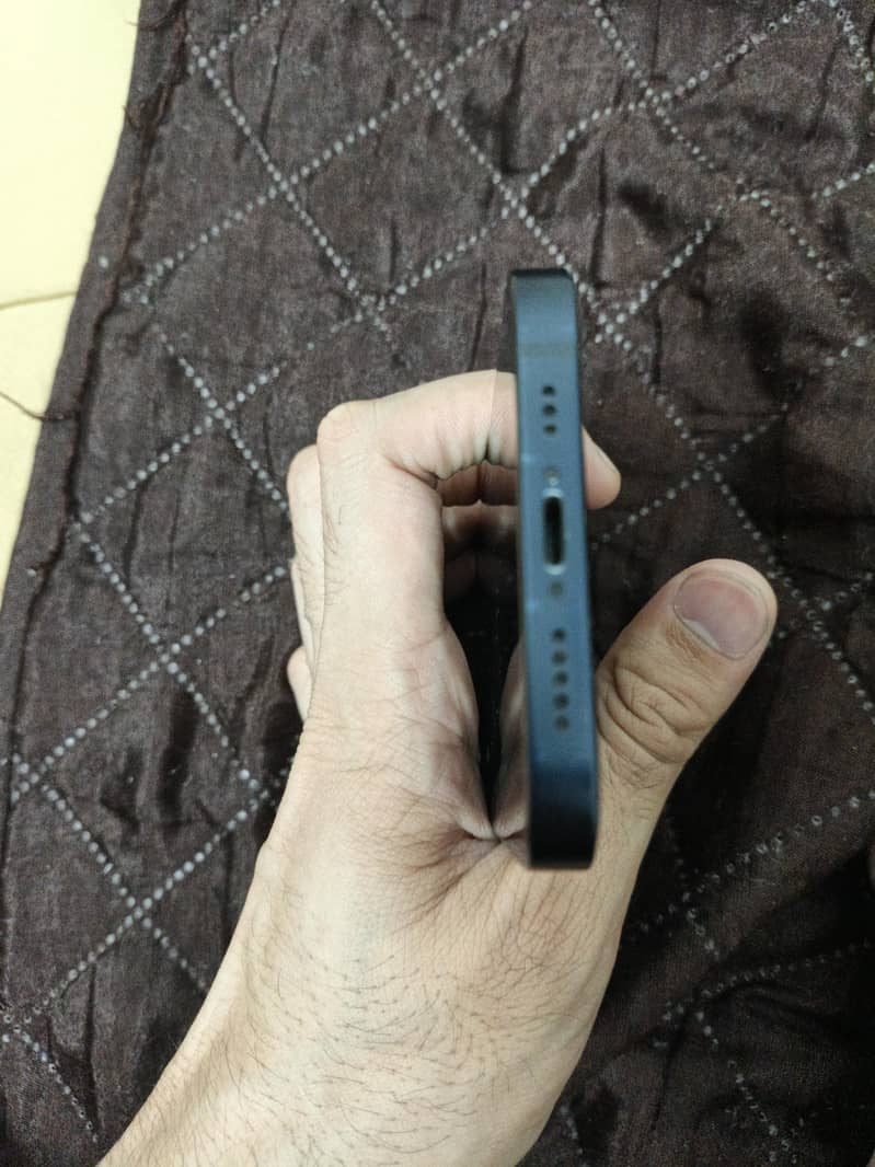 Apple iPhone 12 4