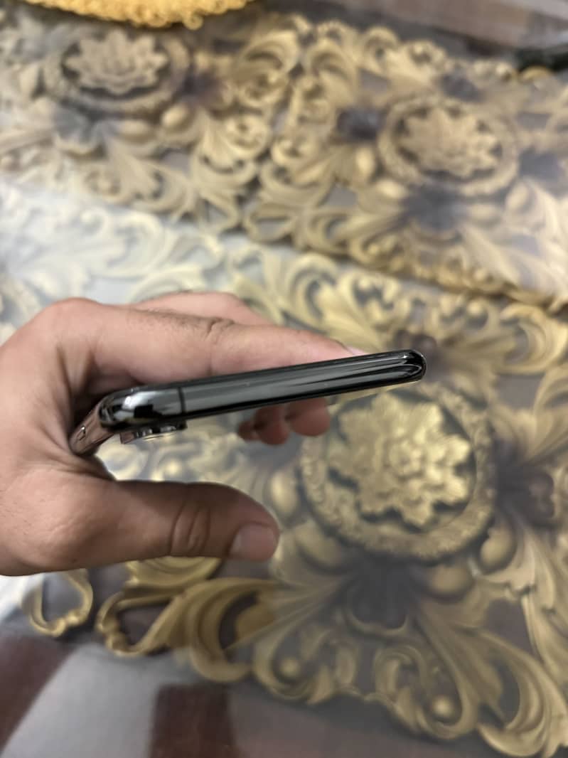 Apple iPhone XS Max 7