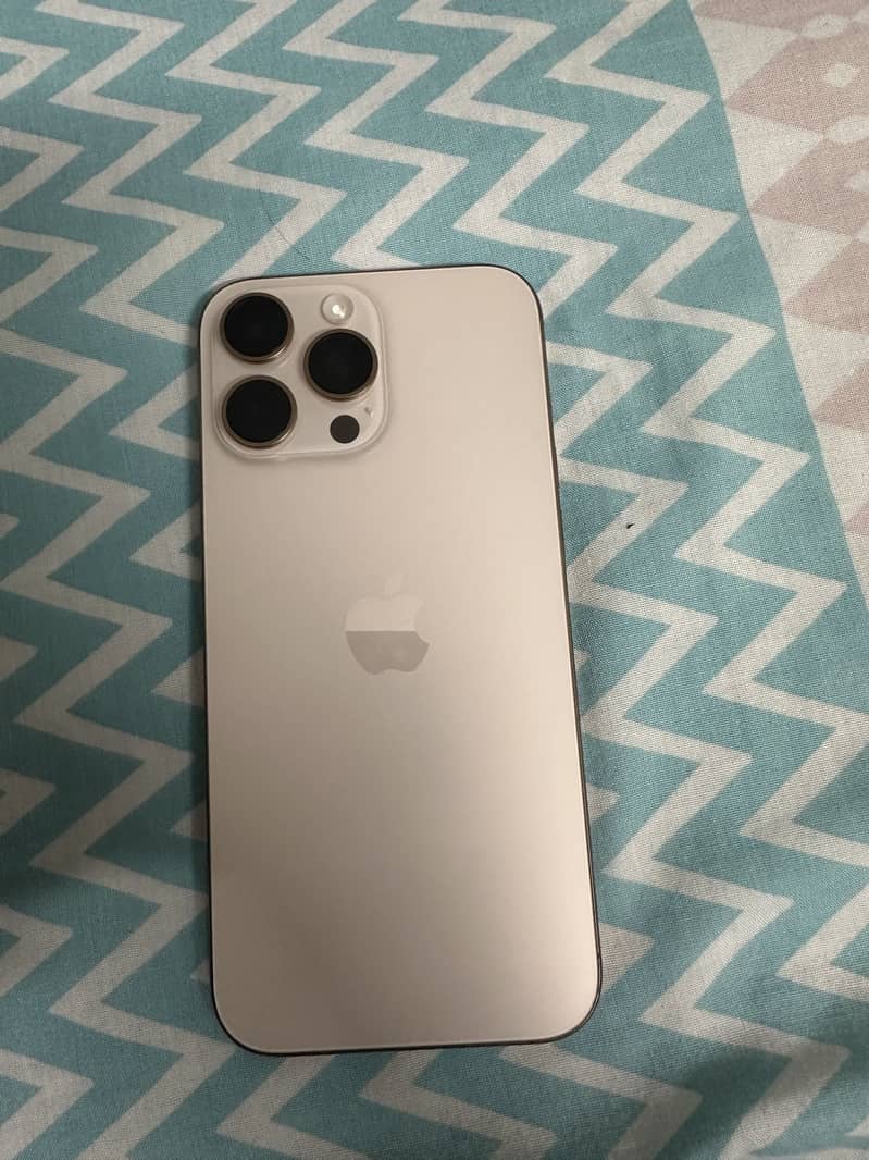 Apple iPhone 16 Pro Max 4