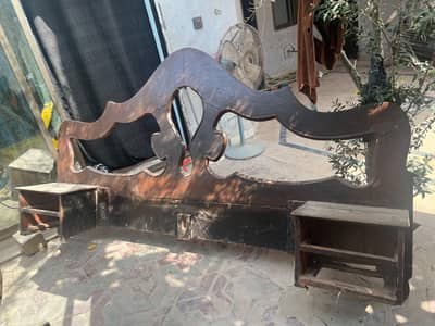 bed set bht achi lakri hai khrb ni hoti 10 sail b bs used yai