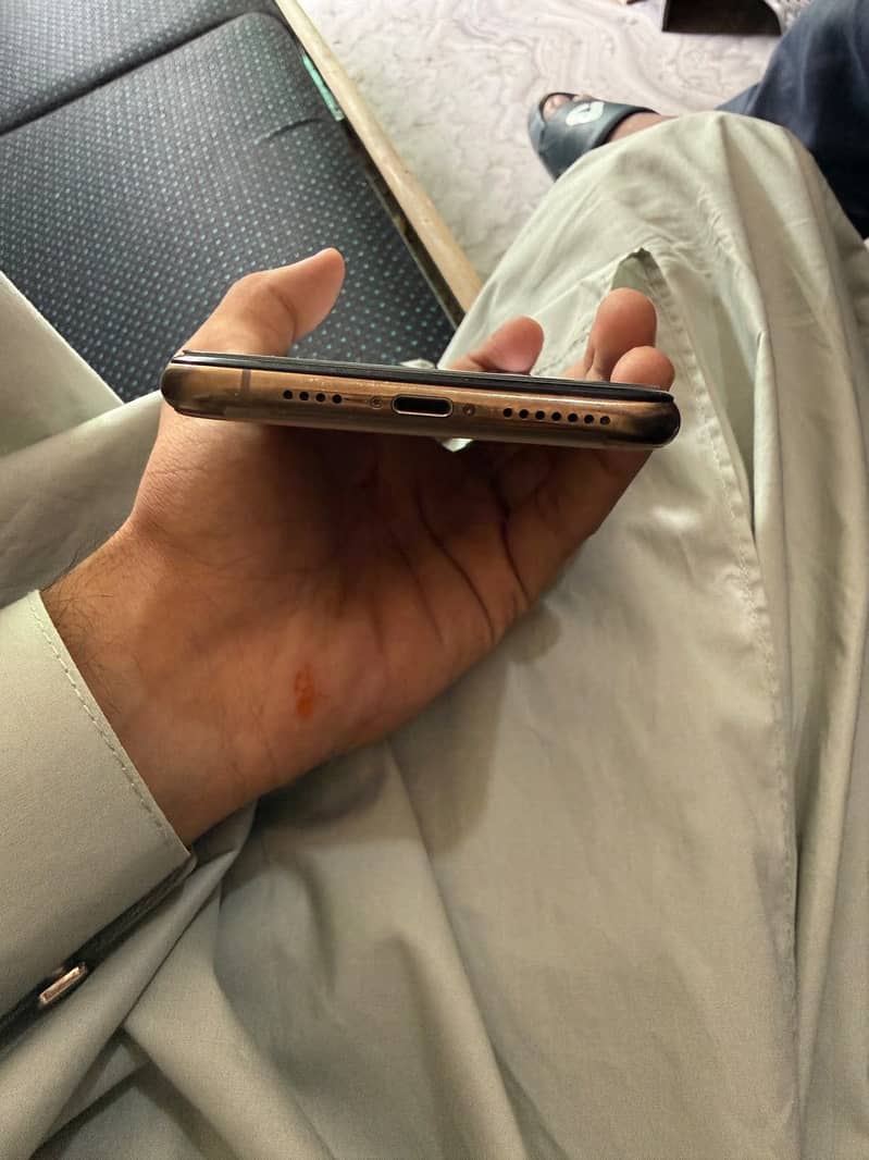 Apple iPhone 11 Pro Max 2