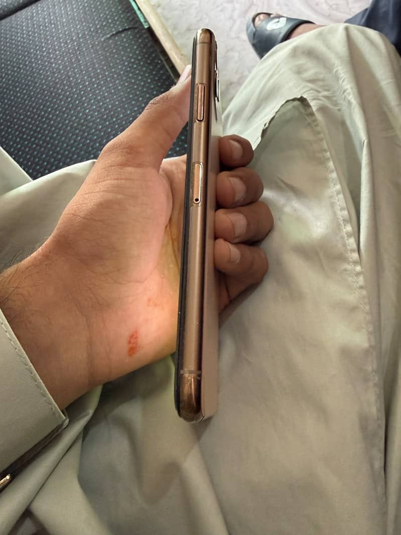 Apple iPhone 11 Pro Max 4